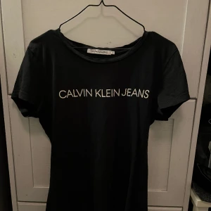 Tshirt  - Calvin klein tshirt i bra skick!