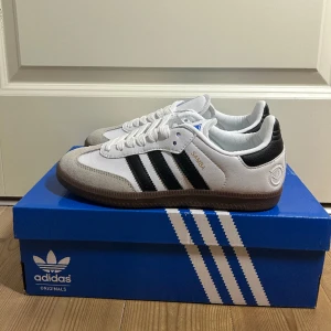 Adidas samba vit  - Adidas Originals OG Samba Vit  Strl. 37 1/3  DS (oanvända)   Har ni frågor eller funderingar är det bara att ni hör av er!