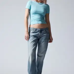 Säljer dessa super snygga weekday jeans då dem inte kommer till användning 🩷🩷 Skicket är som nytt och inga synliga slitage 😁