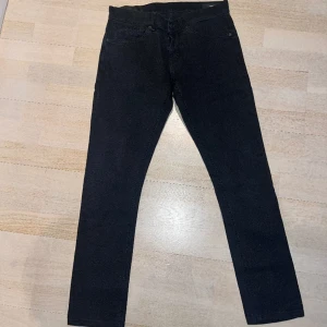 Dondup Jeans  - Storleken på Dondup Jeans varierar från tvätt till tvätt. På alla mina jeans står det 29 eller 30. Dom passar dig som ligger på midja ca 30. Köpta på United Fashion Göteborg. 