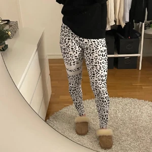 Stronger Tights/tränigsbyxor  - Säljer pga för små, köpta på Plick  Storlek XL men sitter som S  OBS ! Lånade bilder ( ser exakt ut som på bilde köpte från henne på bilden men dom var för små )  pris kan diskuteras ❤️