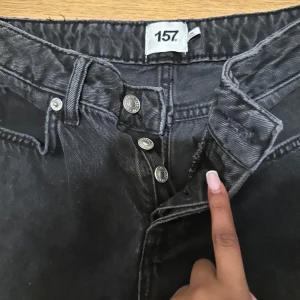 Jeans  - Köpte dessa på lager för 400 men dom var för små och har på riktigt Inte använt dom. Dom är i ett väldigt nytt skick 