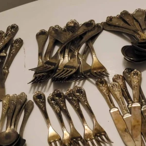 ÄKTA silverbestick - Hej, säljer nu mitt sett av äkta silver bestick. Den totala vikten ligger på 1,897 kg. Ungefär 2kg. Hör av dig vid intresse. Stämpeln ” 800” finns såklart !!