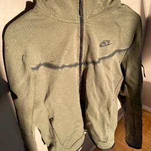 Nike Tech Hoodie - Condition är 7/10. Lite nopprig på ena armen men de går att ta bort  Stl. M