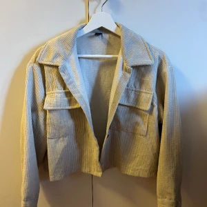 Vår jacka  - Beige tunn jacka som passar perfekt till våren, storlek S. Säljer för 120kr plus frakt!💕