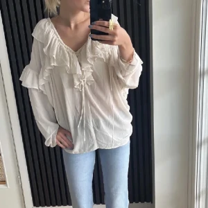 Populär Blus - Säljer denna populära blusen från h&m som är slutsåld osv. Den är i nyskick. Hör av er vid frågor eller tryck gärna på köp nu 😀💓