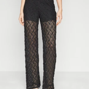 Svarta spetsbyxor  - Säljer dessa fina spetsbyxor med inbyggda ”shorts”, eftersom dom var förlånga på mig. Använda en gång, nyskick😘passar allt från S-L beroende på hur man vill att dom sitter.