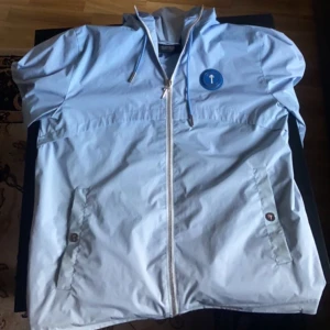 Trapstar Windbreaker - En snygg Trapstar Windbreaker Äkta till kille vid längd mellan 165-183 Hällst ute för byten annars 350kr du betalar frakt