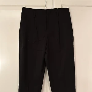 Kostymbyxor  - Svarta kostymbyxor i storlek 36. Prislapp kvar!