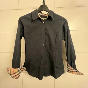 Burberry skjorta  - Tjena! Säljer nu min oandvända burberry skjorta till ett bra pris! Skjortan i ny pris 5000 mitt 990 och har inga flaws. Hör gärna av er via funderingar😊