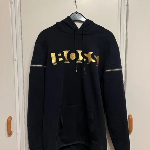 Hugo boss tröja - Säljer nu min Hugo boss tröja   Skick: som ny  Kvitto finns tyvärr inte då jag köpte den av en vän