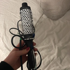 Björn axen värmeborste  - Säljer nu min björn axen värmeborste i storleken 38 mm. Den är endast använd ett fåtal gånger och fungerar precis som ny, säljer den då jag försöker undvika värme på håret.