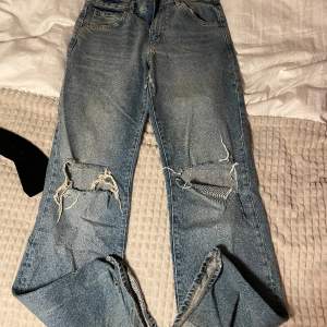 Jötte snygga jeans från zara med slit och hål vid knäna. Väl använda men så sköna och perfekta byxor till våren. Storlek 38.