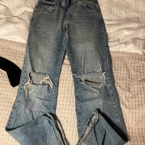 Jeans Zara - Jötte snygga jeans från zara med slit och hål vid knäna. Väl använda men så sköna och perfekta byxor till våren. Storlek 38.