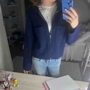 Kofta/jacka - Säljer denna jätte fina koftan som även funkar perfekt som jacka under vår/sommaren. Änvänd ett fåtal ggr, finns inga defekter på den. Pris går att förhandla vid snabb affär!🥰🥰