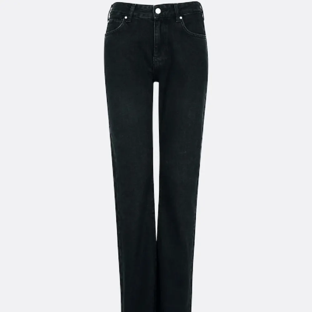 Supersnygga low waist jeans från bik bok utan utan några defekter, köptes nyligen för 700kr💕. Jeans & Byxor.