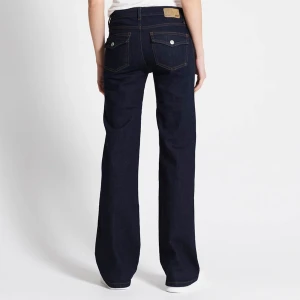 Lågmidjade Bootcut jeans - Säljer dessa ”90s boot”, lågmidjade bootcut jeans från lager 157 då de inte var rätt storlek för mig. Endast testade och använd någon enstaka gång, så i mycket fint skick! 