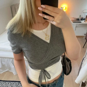 Cardigan  - Supersöt kort cardigan/kofta från Noa Noa 💘 tryck inte på köp nu utan att skriva till mig först 💖