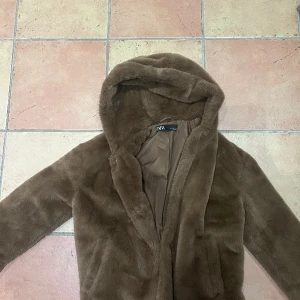 Mjuk jacka från Zara - Mjuk jacka från Zara strl xs. Fint skick. 250kr.