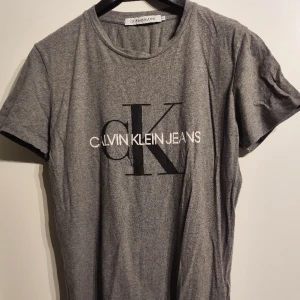 Calvin Klein tshirt - Stl M Fint skick