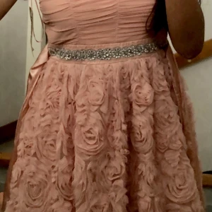 Rosa klänning  - Helt ny kort, fluffig, rosa ”Barbie” klänning. Aldrig använd. Köpt för 900kr 