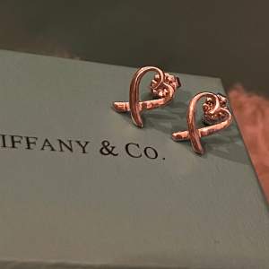 Tiffany & Co. Örhängen  Silver - stämpel  Fint skick   Nypris ca 5.000 skulle jag gissa på. Studentpresent så har ej kvitto
