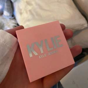 Sprillans ny Kylie blush i färgen Pink Power. Bara testad en gång med en ny ren borste. Nypris 265kr 