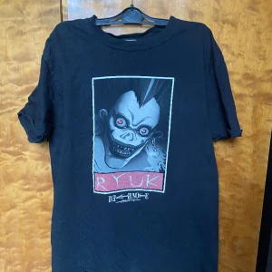 Death Note T-shirt - Ryuk från Death Note T-shirt. Köpt på Comiccon i Stockholm. Använd men i gott skick.