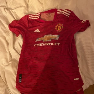 Manchester United Greenwood tröja från säsongen 20/21  - Storlek M Har knappast använt den, ser i princip ny ut  Är villig att diskutera pris