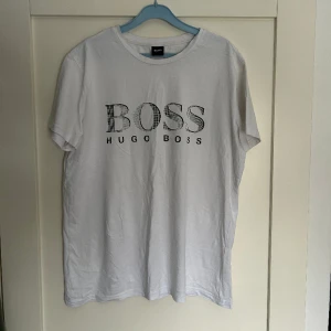 Hugo Boss T-shirt  - Säljer denna Hugo Boss T-shirt i storlek M. Fint skick!🤩 Pris: 200kr