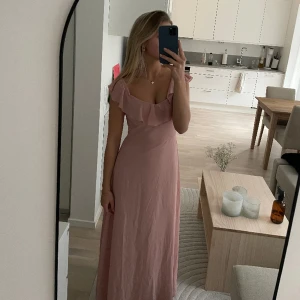 Balklänning - Jättefin balklänning i en dov rosa färg. Klänning har använts vi ett tillfälle och har handtvättats därefter. Jag är 165 cm, man ser hur lång klänningen är på andra bilden. För fler bilder eller andra frågor hör av dig!🥰🩷