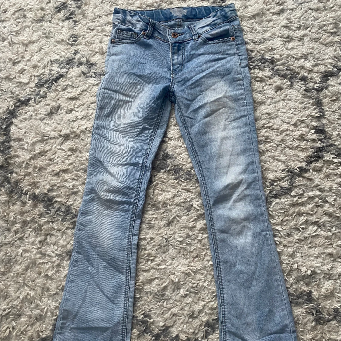 Ljusblåa low waisted bootcut jeans