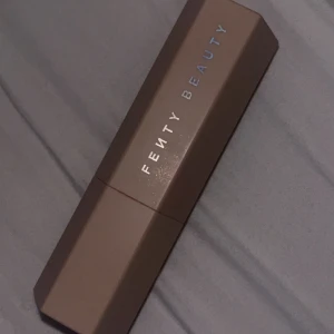 Säljer en ”FENTY BEAUTY” blush - Aäljer denna blush pg av att jag har andra och den kommer inte till användning ”ny köpt  355kr ” köpte den för någon dag sen