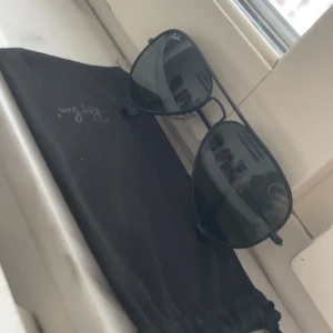 Ray ban solglasögon  - Säljer dessa Ray Ban solglasögonen som aldrig är använda! Nypris-1699 Mitt pris-350 kr.(kan diskuteras). Tvecka inte med att ställa frågor!
