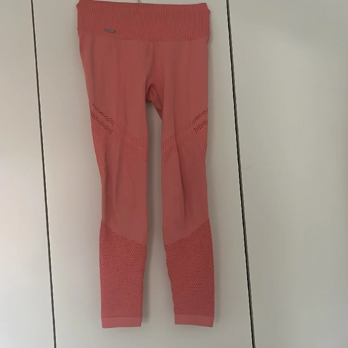 Aimn tights i färgen bubbelgum. 