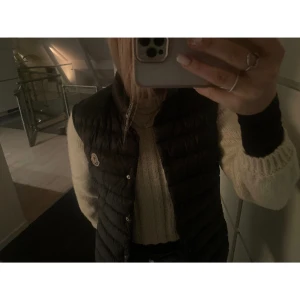 Fin moncler väst - Säljer nu min super fina svarta moncler väst köptes förra året knappt använd den har ett pyttelitet hål på baksidan men det syns inte💕 nypris 4500