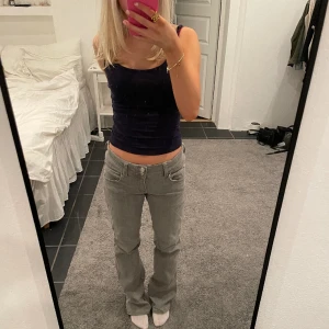Gråa jeans  - Säljer mina snygga lågmidjade gråa jeans från Gina Young då jag har ett annat par i en mindre storlek. Aldrig använda men har dock tagit av lappen. Nästan helt slutsålda på hemsidan. Säker för 250kr+frakt 