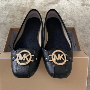 Michael kors skor - Säljer dessa svarta ballerina skor från michael kors i storlek 37-38. De är väldigt bra skick! Jag kan gärna skicka fler bilder om man är intresserad🫶🏻