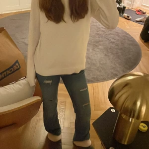 Låg midjade bootcut jeans - Jag säljer dessa super fina bootcut jeans med fina slitningar i stl XS/S. De har tyvärr slitits sig lite längst ner på byxorna där av priset, skriv för bilder 🫶Annars i jätte fint skick. Midjemått måttet: 36,5 cm raktöver, Innerbendslängden: 76 cm 