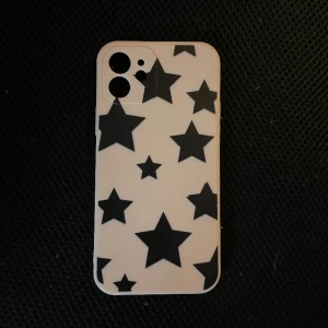 mobilskal iPhone 12 - ett rosa skal med stjärnor på. helt nytt, men gillade inte riktigt färgen. inga som helst defekter💞