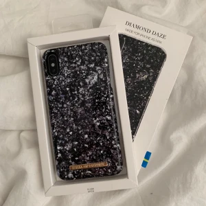 Ideal of sweden skal - Säljer mitt Ideal of Sweden skal då jag ska byta telefon. Väldigt fin skick (endast ett litet hack som man ser på sista bilden)  Kommer i sin förpackning! Ge gärna prisförslag och skriv för fler bilder! Är gjord för iPhone XS Max och är superfint!💗