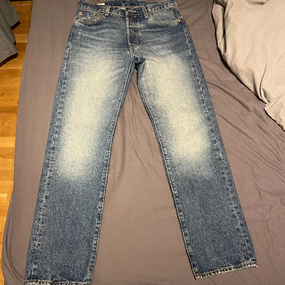 Tja, säljer mina Levis jeans som jag fick i present. Passade mig inte så bra så använde de bara en gång. Köpta för runt 1300 men säljer för 299 bara för att jag bara använt de en gång.. Jeans & Byxor.