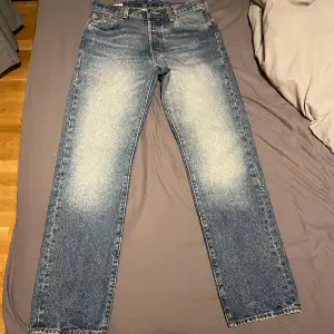 Tja, säljer mina Levis jeans som jag fick i present. Passade mig inte så bra så använde de bara en gång. Köpta för runt 1300 men säljer för 299 bara för att jag bara använt de en gång.