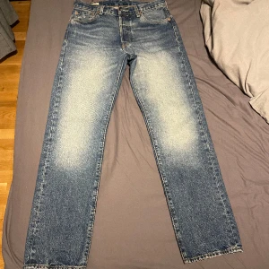 Levis 501 - Tja, säljer mina Levis jeans som jag fick i present. Passade mig inte så bra så använde de bara en gång. Köpta för runt 1300 men säljer för 299 bara för att jag bara använt de en gång.