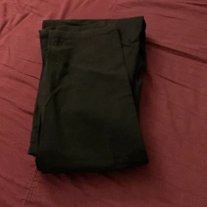 Chinos - Svart chinos i sprillans nytt skick😎 Köpta men inte använda så tag är kvar🤙 Storlek S🙈