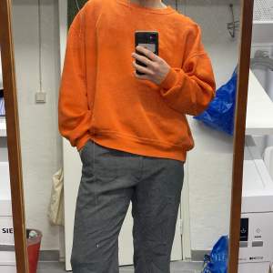 Orange Russel athletics sweatshirt i gott skick. Står storlek XXL men känns som XL. 