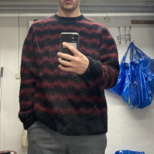 Mohair sweater  - Röd/lila och svart mohair sweatshirt. Bra skick och extremt skön, lite nopprig på framsidan men annars felfri. 