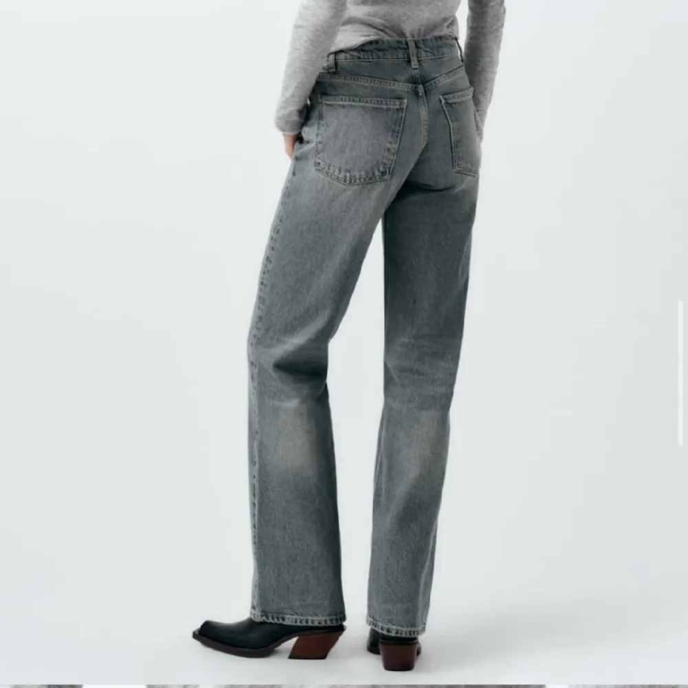 Helt oanvända blå/grå jeans som är långa i benen från zara. Säljer då dom inte passade. Köpta för 400 säljer för 200+frakt . Jeans & Byxor.