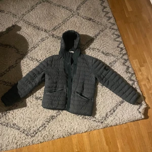 Stone Island Vinter/Vår Jacka - Bra skick, inget kvitto kvar, men kan verifieras att den är autentisk via en QR kod.