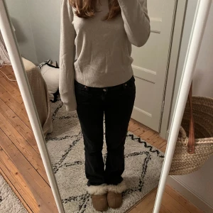 Beige Kashmir tröja  - Beige jätte fin Kashmir 100% tröja som passar strl xs-s/m. Knappt använd, i bra skick.